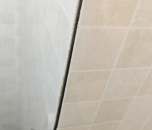 荆州市瓷砖空鼓维修公司分享阳台瓷砖脱落的修复过程可以分为以下几个步骤