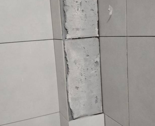 荆州市瓷砖空鼓维修公司分享下瓷砖施工前基层浇水润湿程度不足，可能导致以下问题